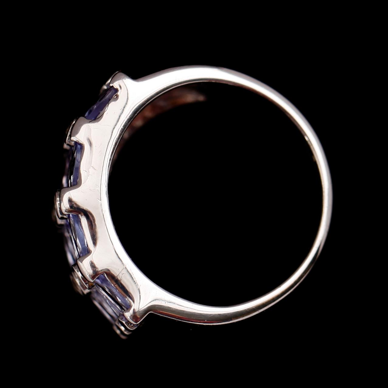 RING, sterlingsilver, tanzaniter tot ca 3.50 ct, vita topaser tot ca 0.14 ct.