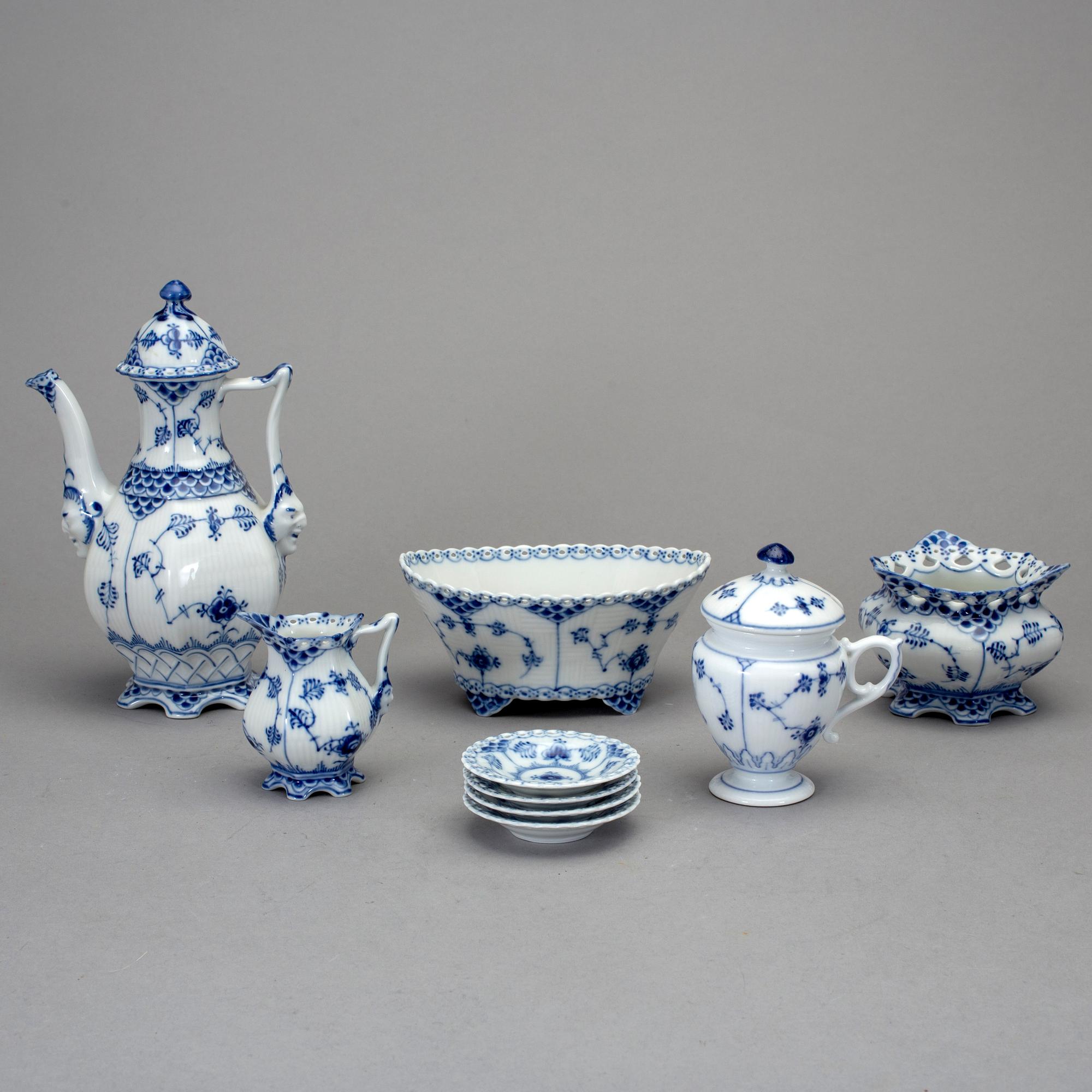 SERVISDELAR, 14 delar, porslin, "Musselmalet", Royal Copenhagen.