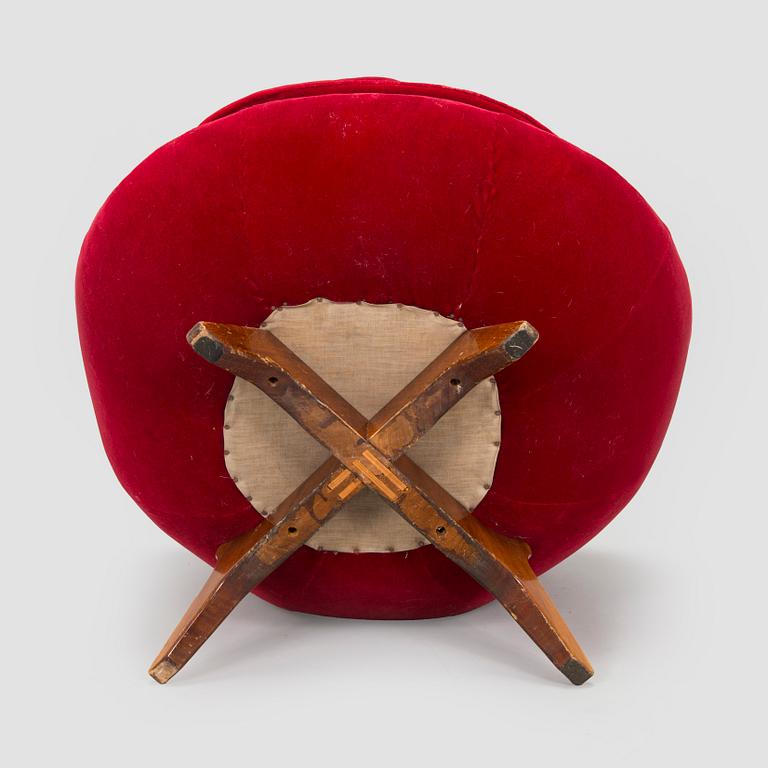 A 1950s easy chair.