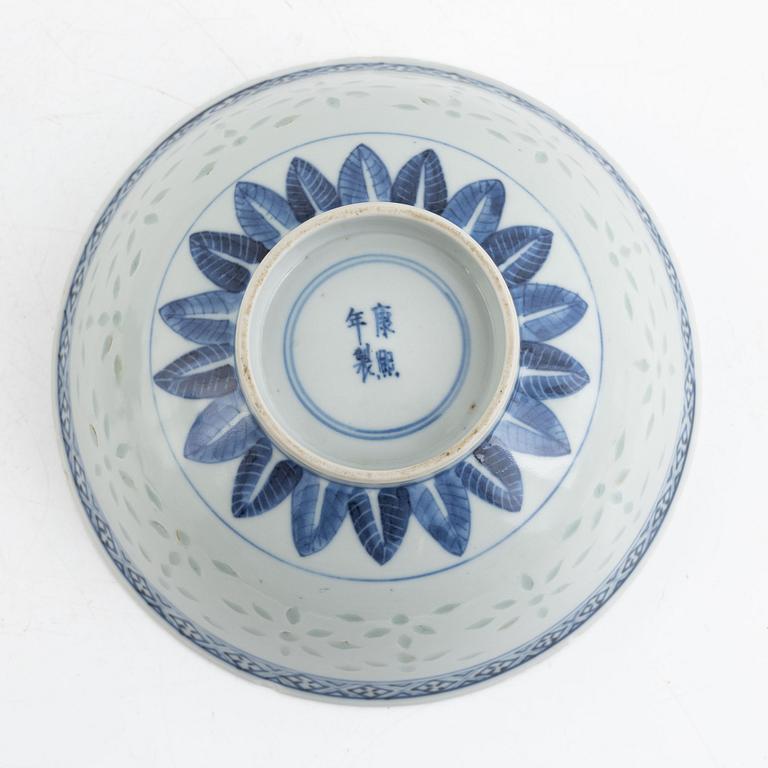 A Chinese blue and white porcelain bowl, late Qing dynasty/around 1900.