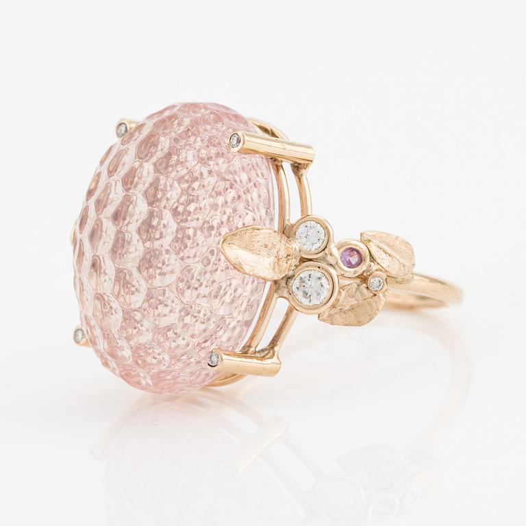 Ring "honey comb" med skuren rosa kvarts och briljantslipade diamanter.