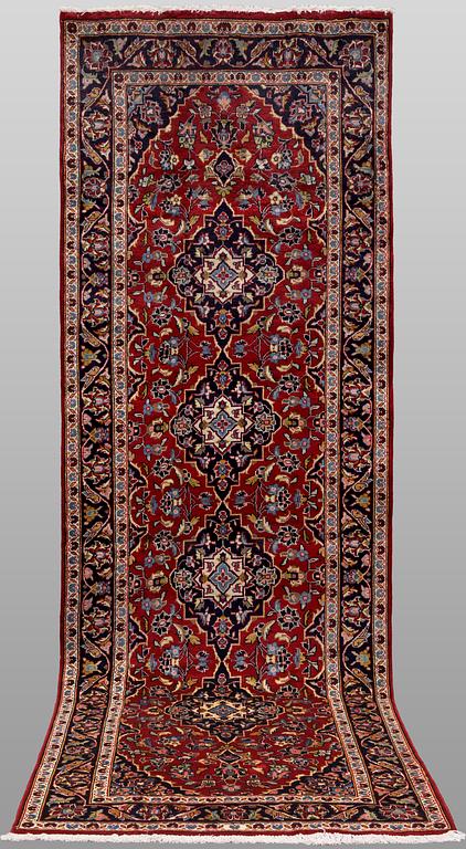 A Keshan runner carpet, 300 x 104 cm.