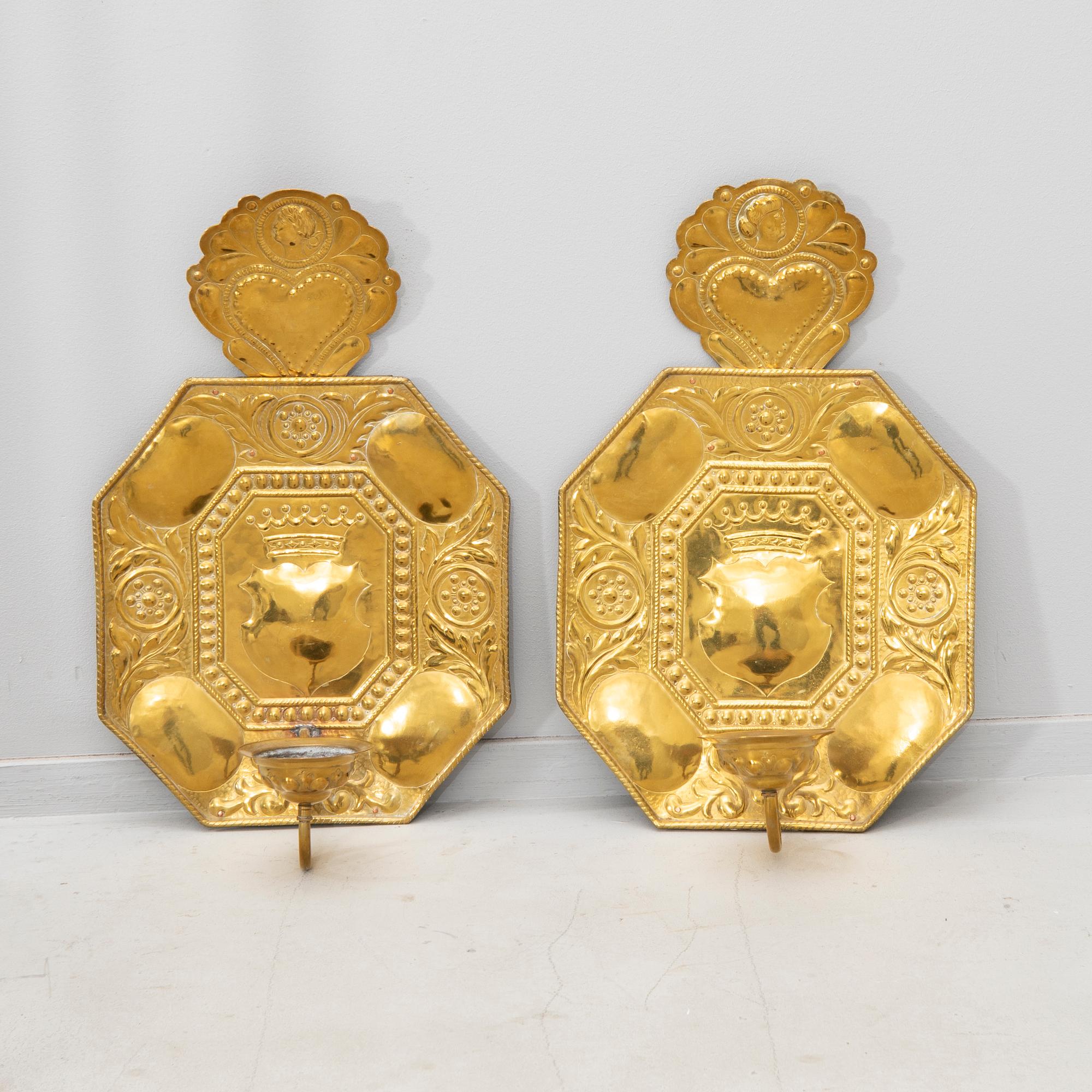 A pair of eraly 1900s brass wall scones Broque style.