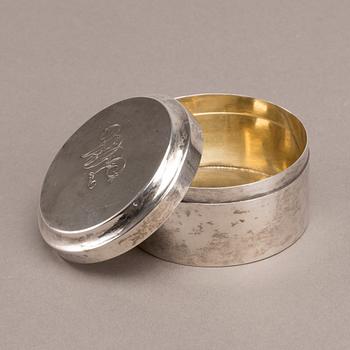 JOHAN GUSTAV HENTZELL dosa silver delvis förgylld, Kalmar 1903 medföljer två engelska dosor.