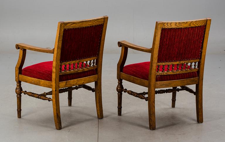 KARMSTOLAR, ett par, 1900-talets första hälft.