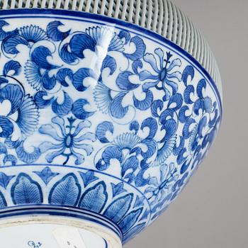 A large Japanese blue and white vase, 20th century.