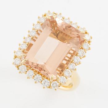 Ring 18K guld med en fasettslipad morganit och runda briljantslipade diamanter.
