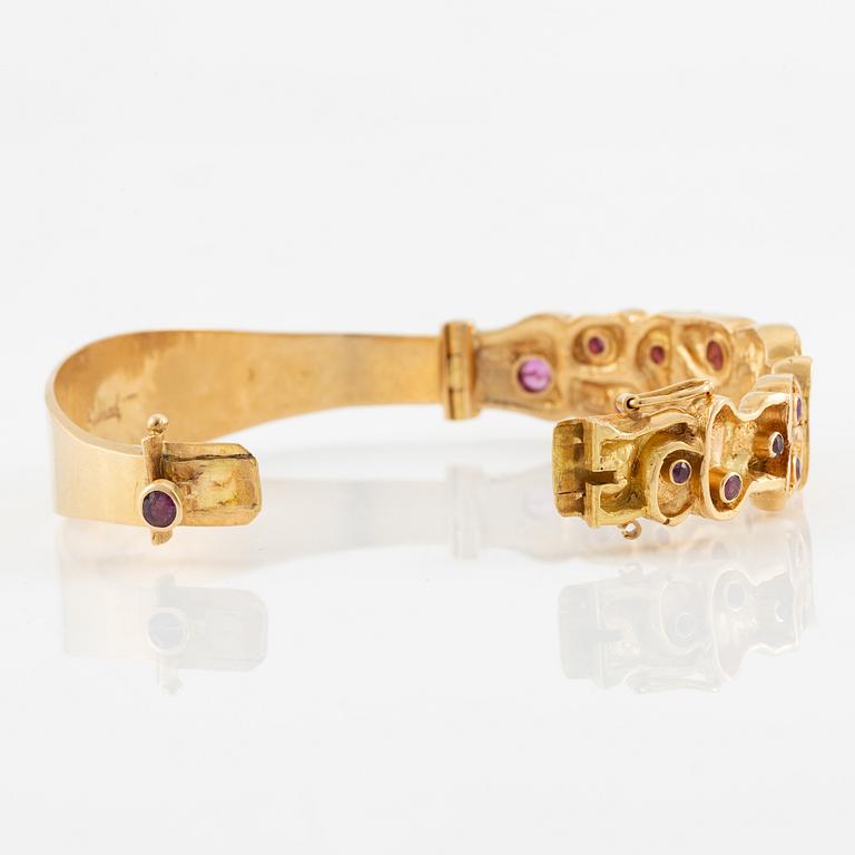 Bracelet, Robbert, 18K gold with red stones. Trosa 1971.