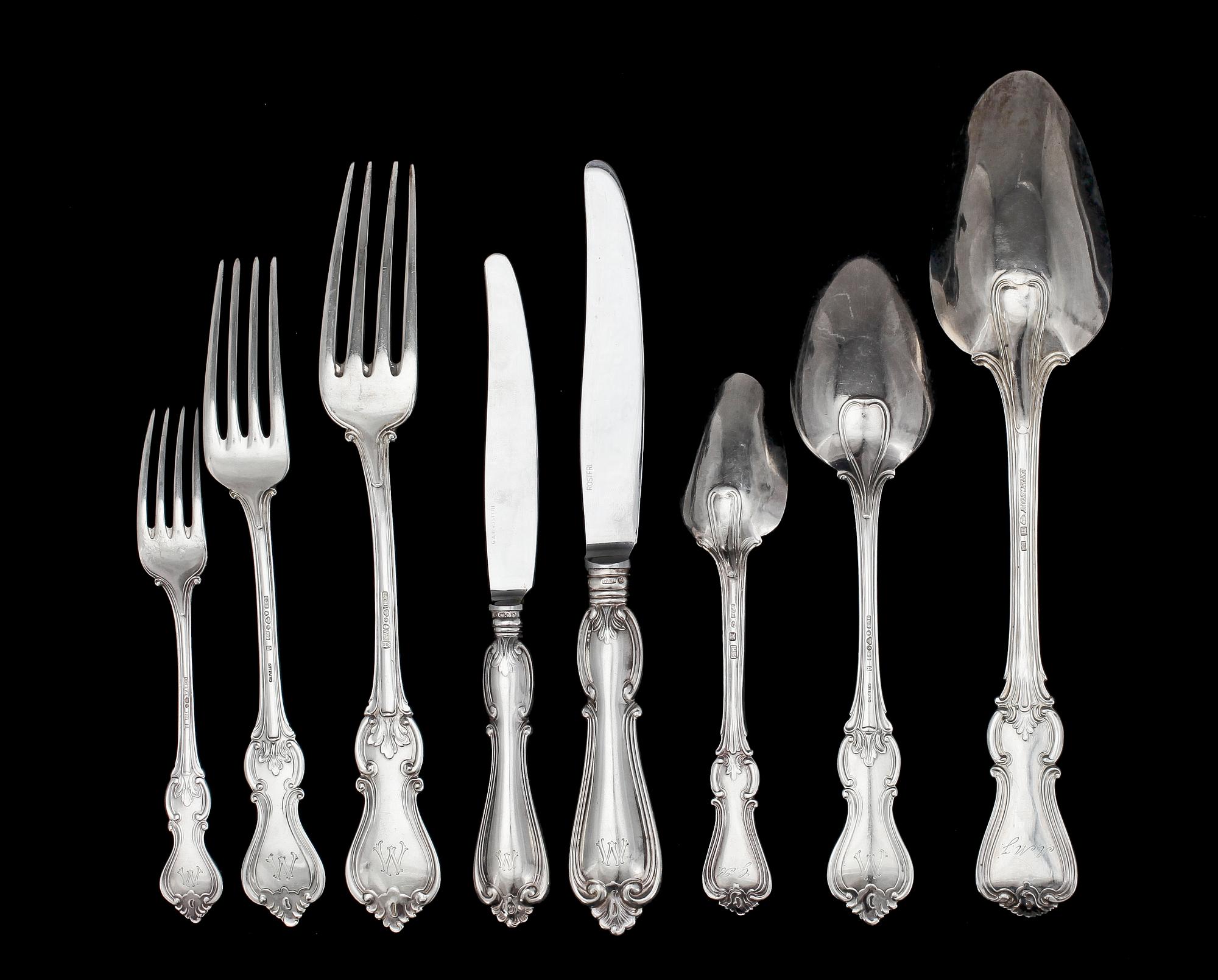 BESTICK, 104 delar, silver, "Olga", bl a CG Hallberg, 1860-tal till 1950-tal. Tot ca 5000 g.