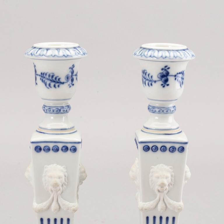 LJUSSTAKAR ett par "Musselmalet" Royal Copenhagen Danmark 1900-talets andra hälft porslin.