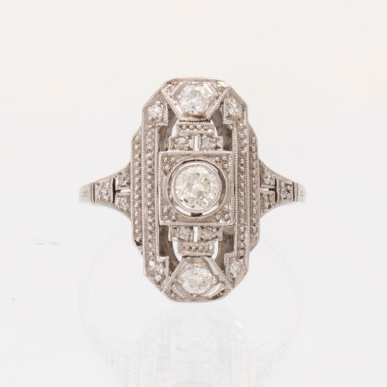 A platinum Art Deco ring set with round brilliant-cut and old-cut diamonds.