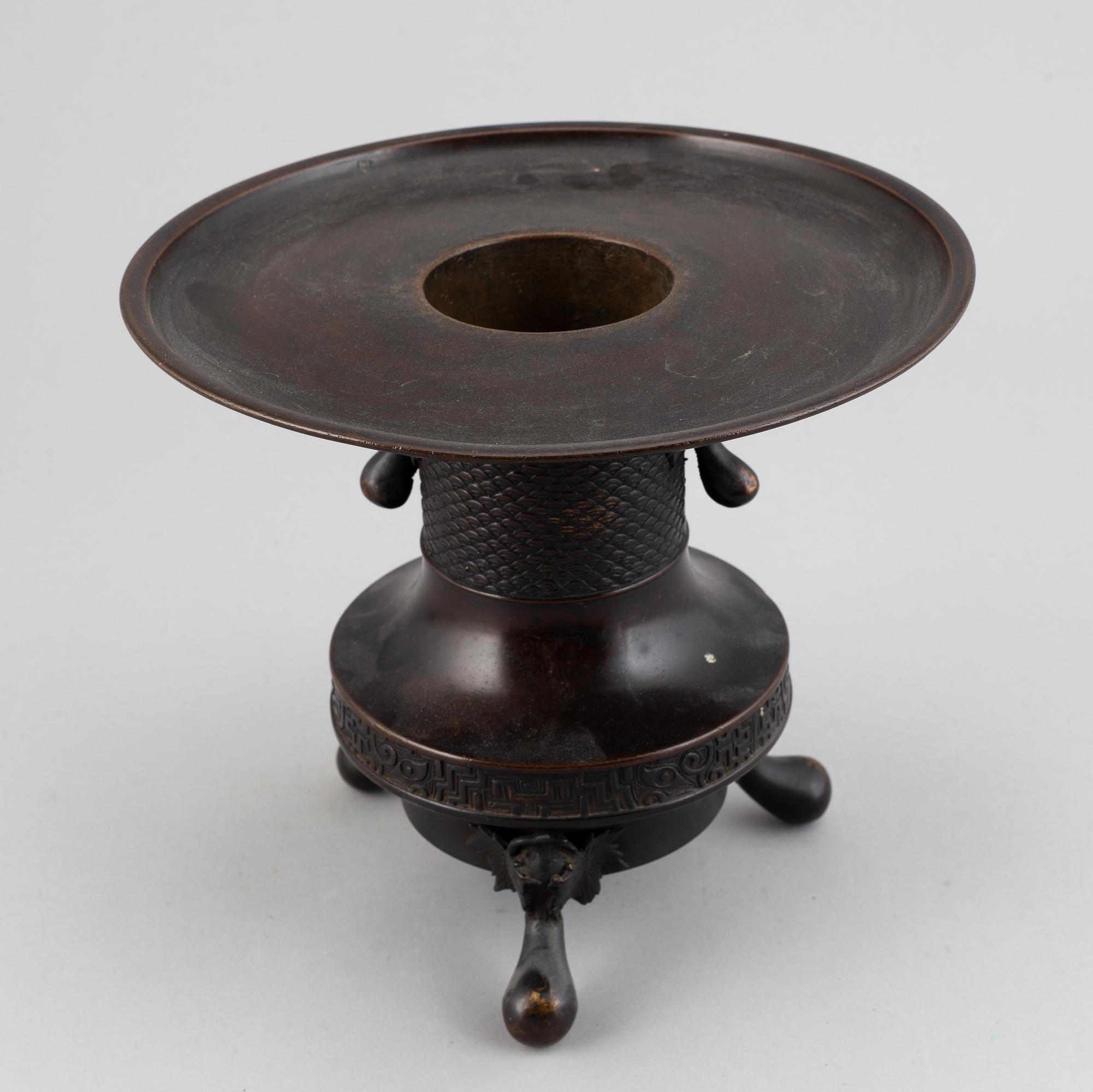 A Japanese copper alloy vase, Meiji period (1868-1912).