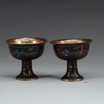 BÄGARE, två stycken, laque burgautée. Qing dynastin, 1700-tal.