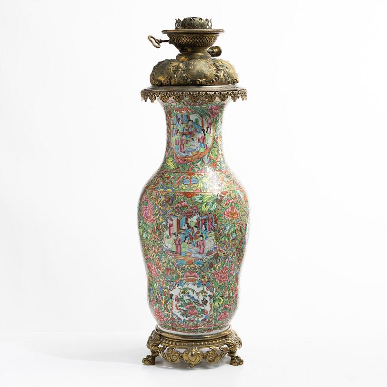 Vas, omgjord till bordslampa, porslin, Kanton, Qingdynastin, Kina, 1800-tal.