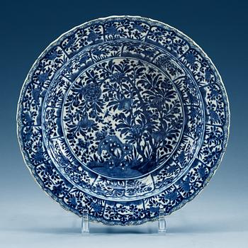 1707. A blue and white dish, Qing dynasty, Kangxi (1662-1722).