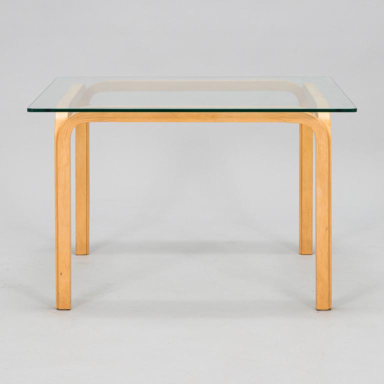 Alvar Aalto 'Y805B' coffee table for Artek 1970s.