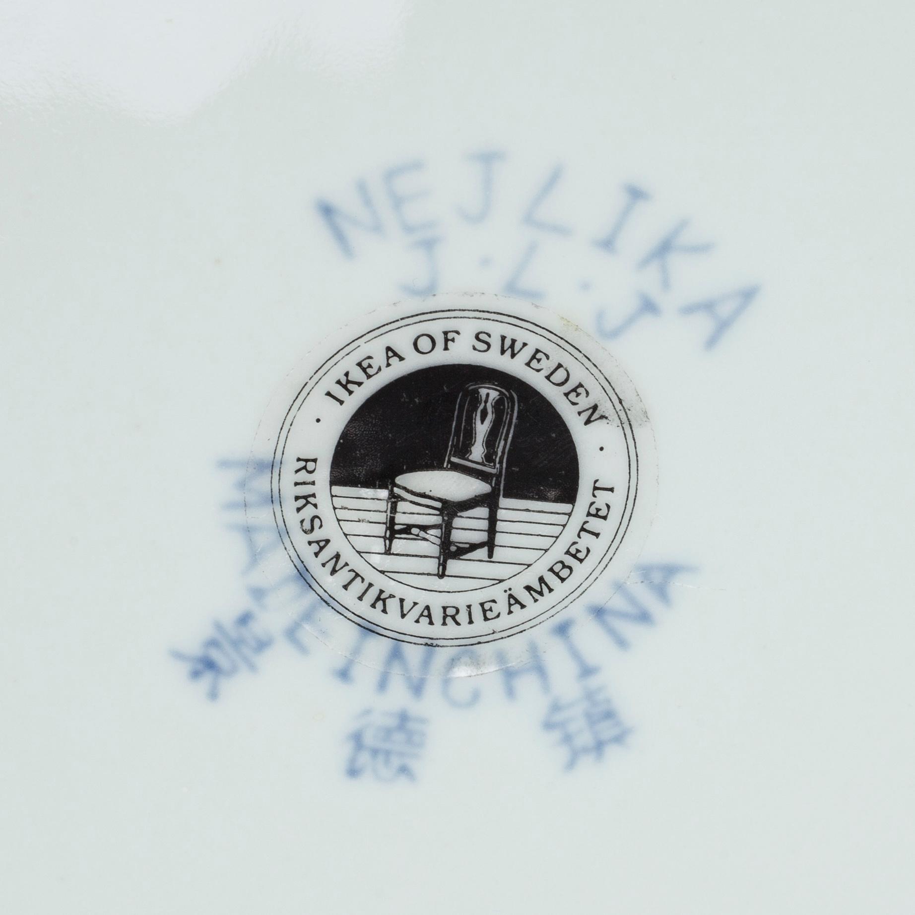 A porcelain terrine "Nejlika" from IKEAS 18th century series from the late 20th century.