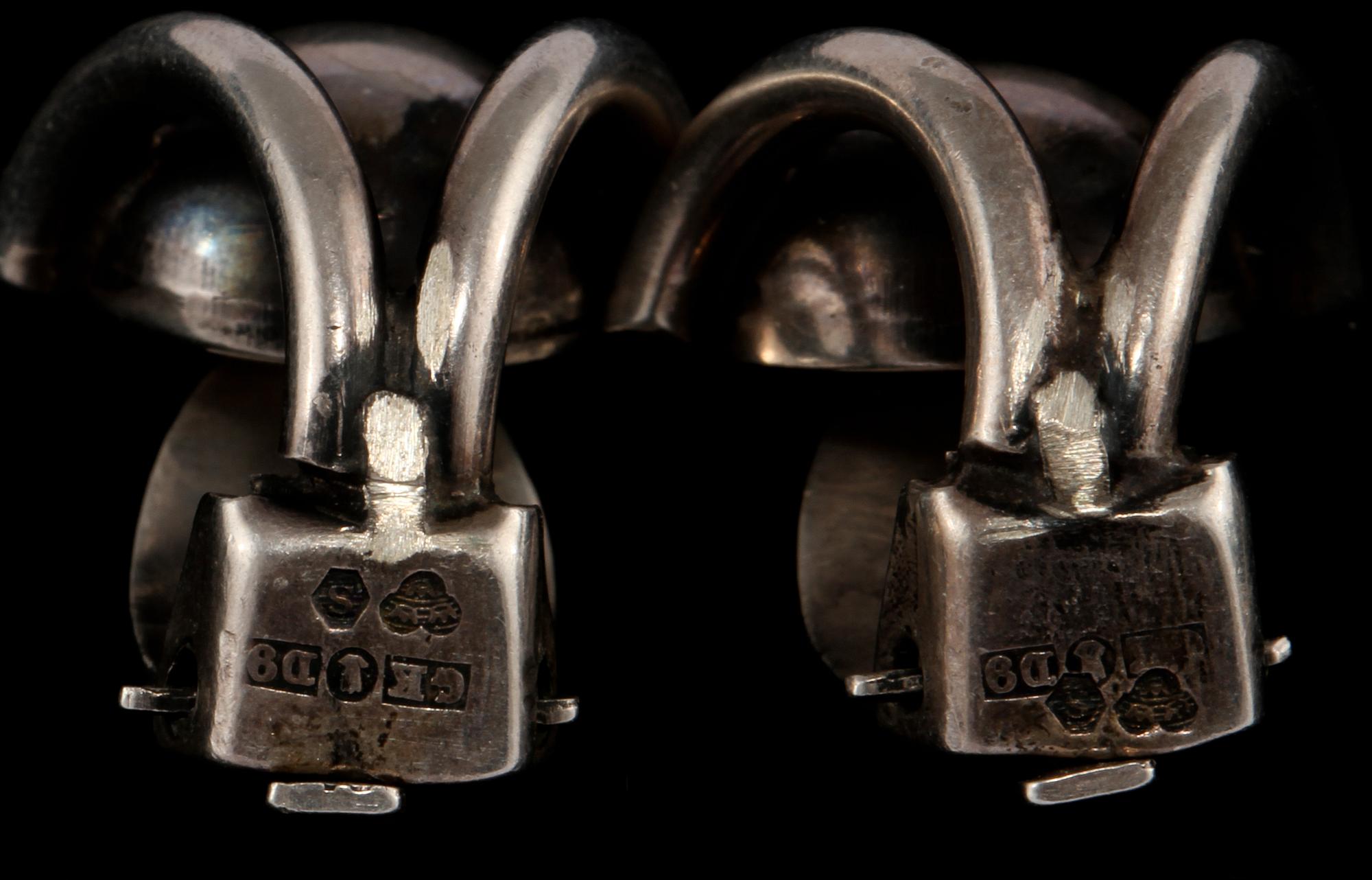 ÖRHÄNGEN, ett par, samt RING, silver, Stockholm, 1954. Vikt 13 g.