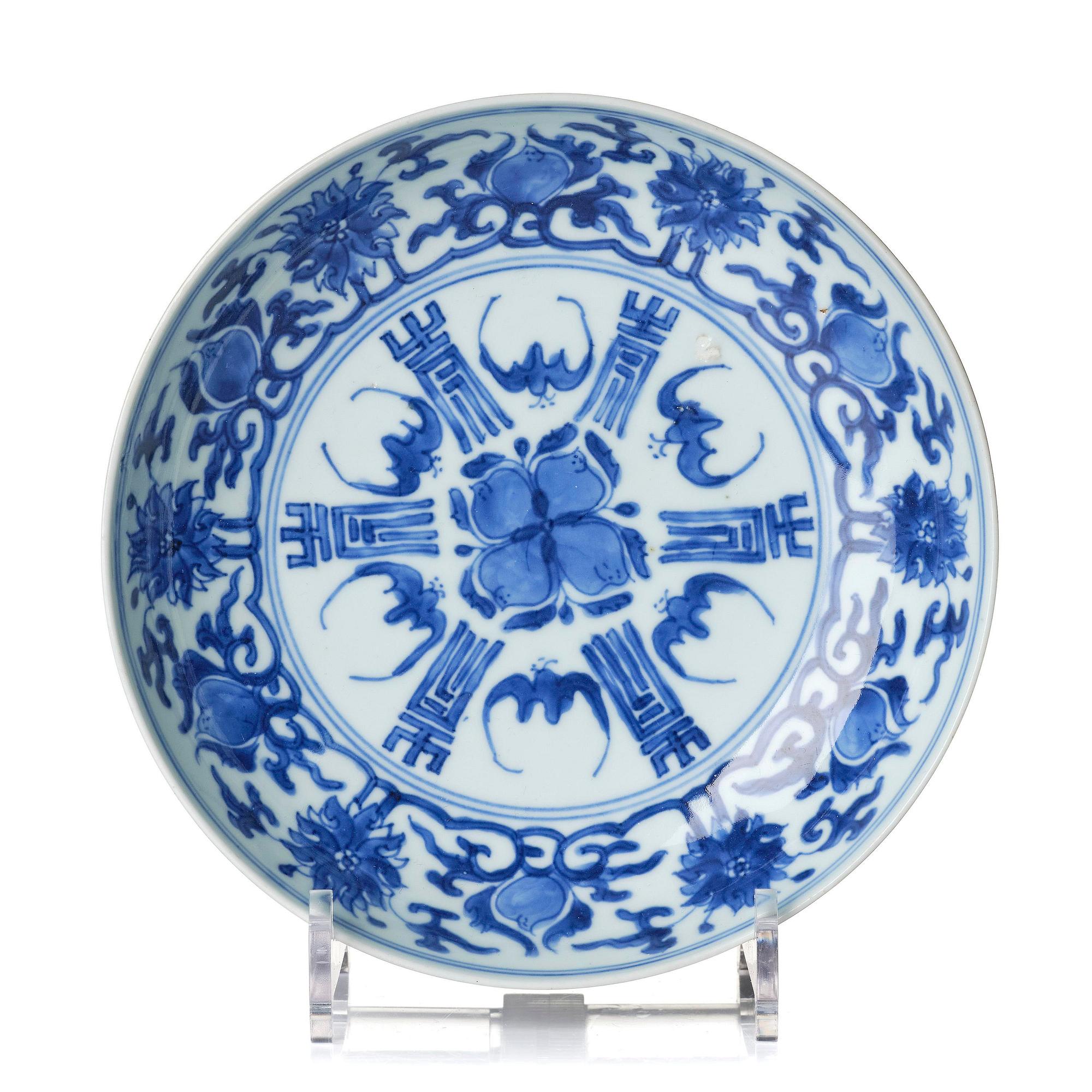 A blue and white dish, Qing dynasty, Kangxi (1662-1722).