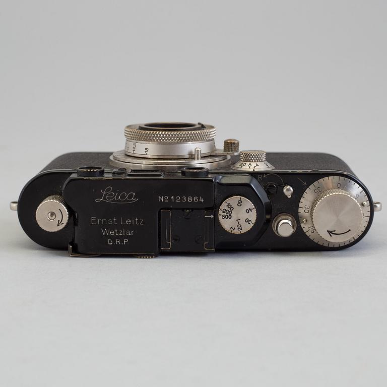 A early 1930s black body Leica no 123864 with a chrome Hektor 1:2,5 F=5 cm lens. With table stand.