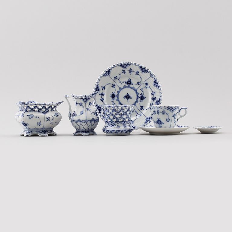 KAFFESERVIS, 33 delar, porslin, "Musselmalet", Royal Copenhagen, 1900-talets andra hälft.