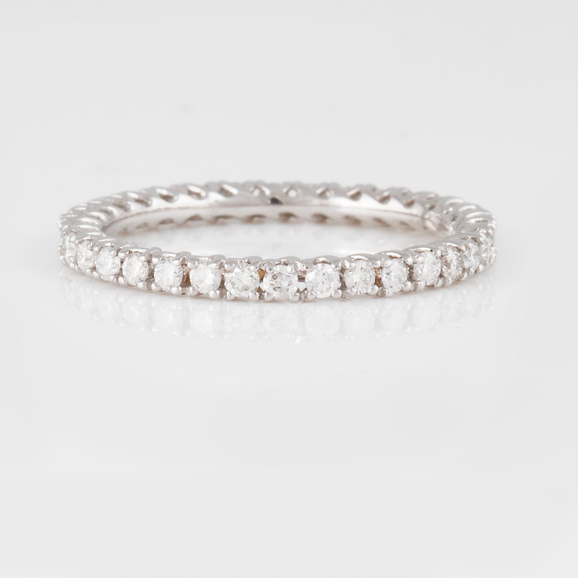 RING, 18K vitguld med briljantslipade diamanter ca 0.60 ct. Vikt 1,4 gram.