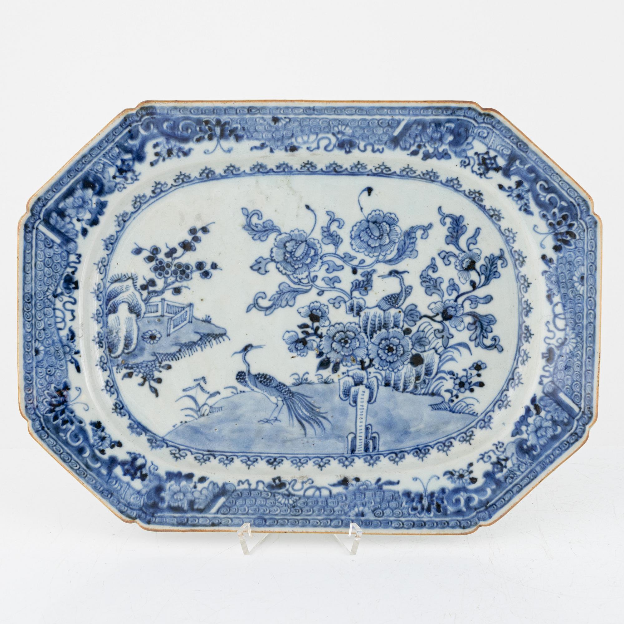 Stekfat och tallrikar, 2 st, kompaniporslin, Kina, Qingdynastin, Qianlong (1736-95).