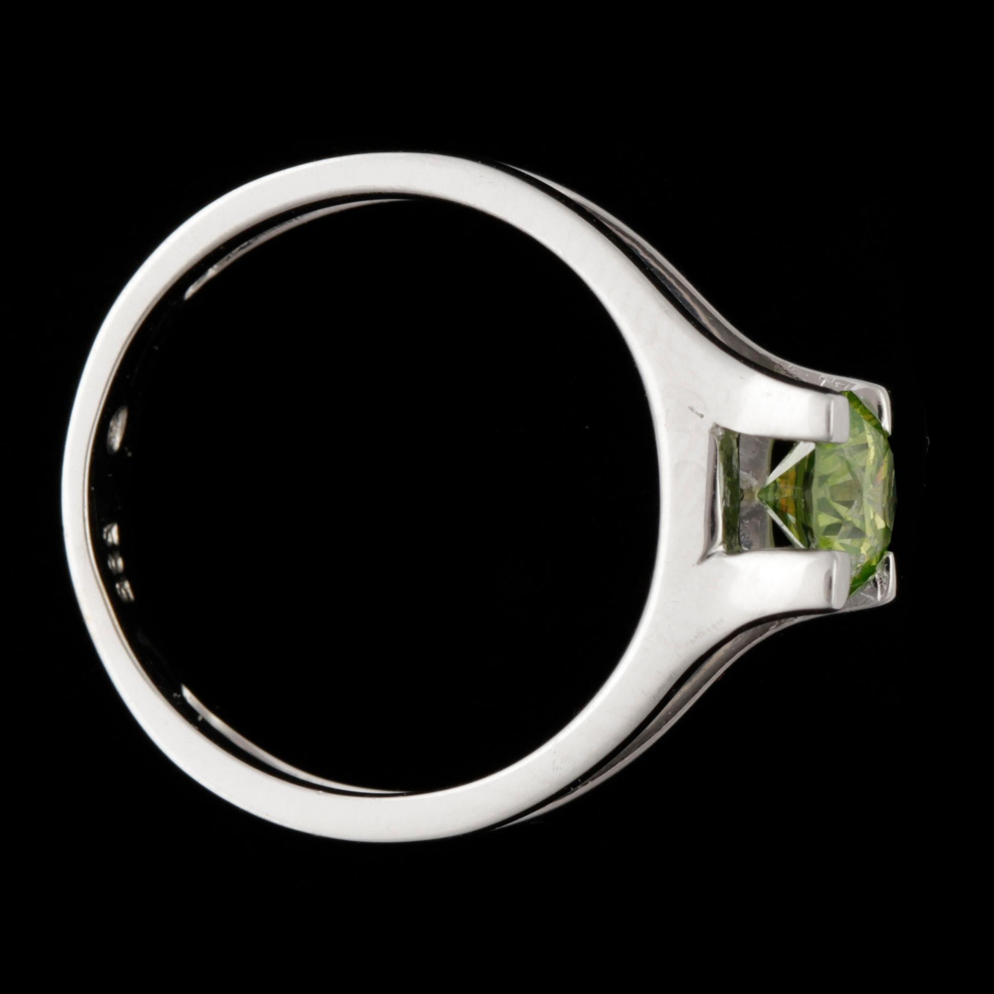 RING, 14k vitguld med grön diamant ca 0,70ct. Vikt 3,7g.