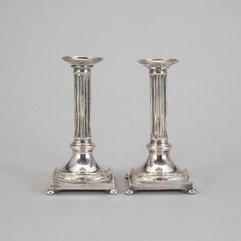 LJUSSTAKAR, ett par, Nysilver, CG Hallberg, gustaviansk stil, 1900-tal.