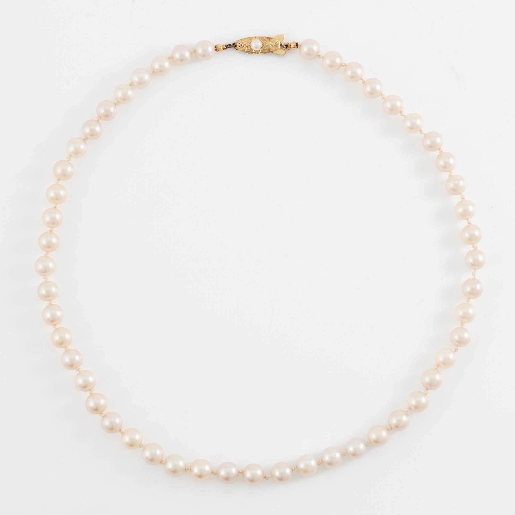 Pearl necklace, with cultured pearls, with a clasp in 14K gold.