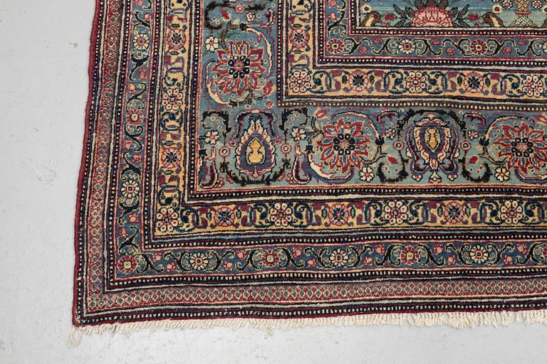 A semi-antique Tehran carpet, ca 384,5 x 288 cm.