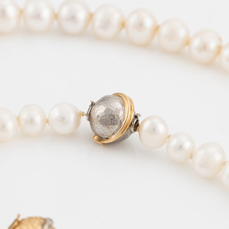 Pearl necklace, 3 pieces, cultured pearls, 3 clasps, Per Borup, 18K gold with small brilliant-cut diamonds.