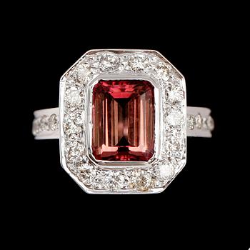 RING, 18 k vitguld, rosa turmalin ca 4,0 ct, briljantslipade diamanter ca 1,0 ct.