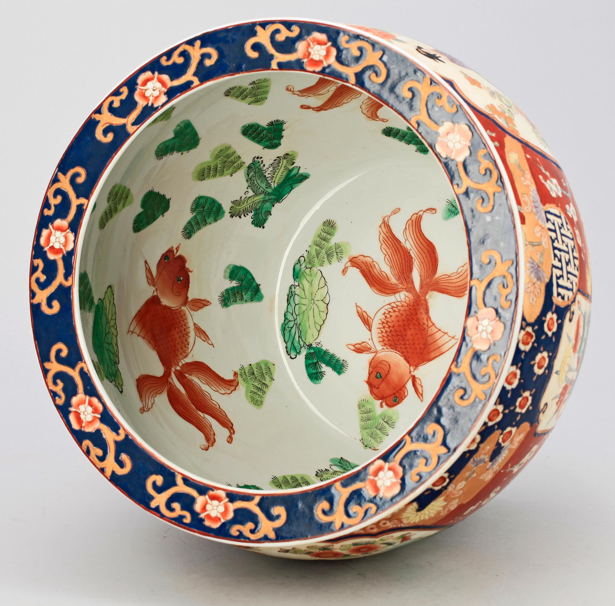 FISKBASSÄNG, porslin, Japan/Kina, 1900-tal.