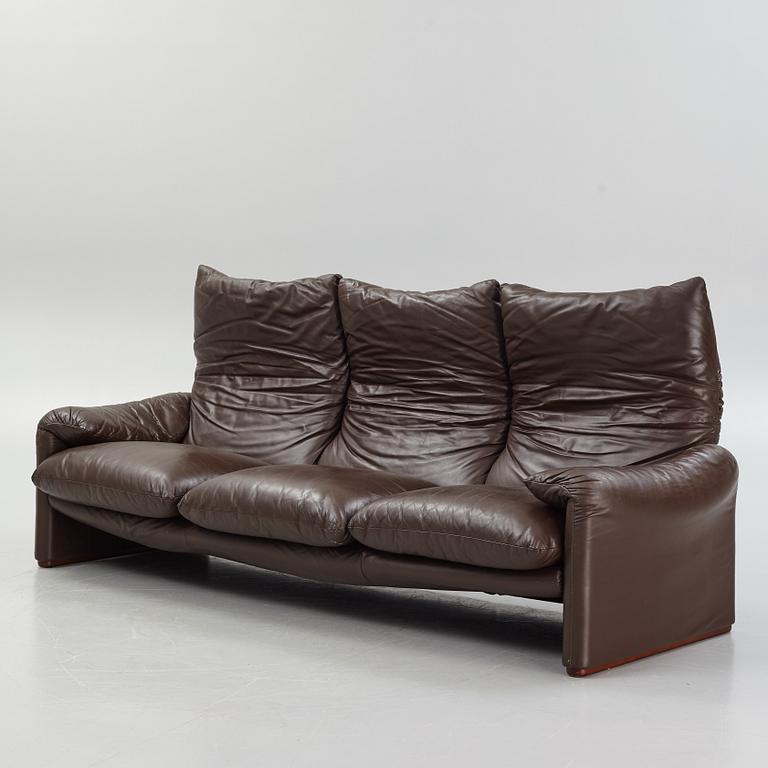 A Vico Magistretti leather sofa, "Maralunga" Cassina, Italy 20th century latter part.