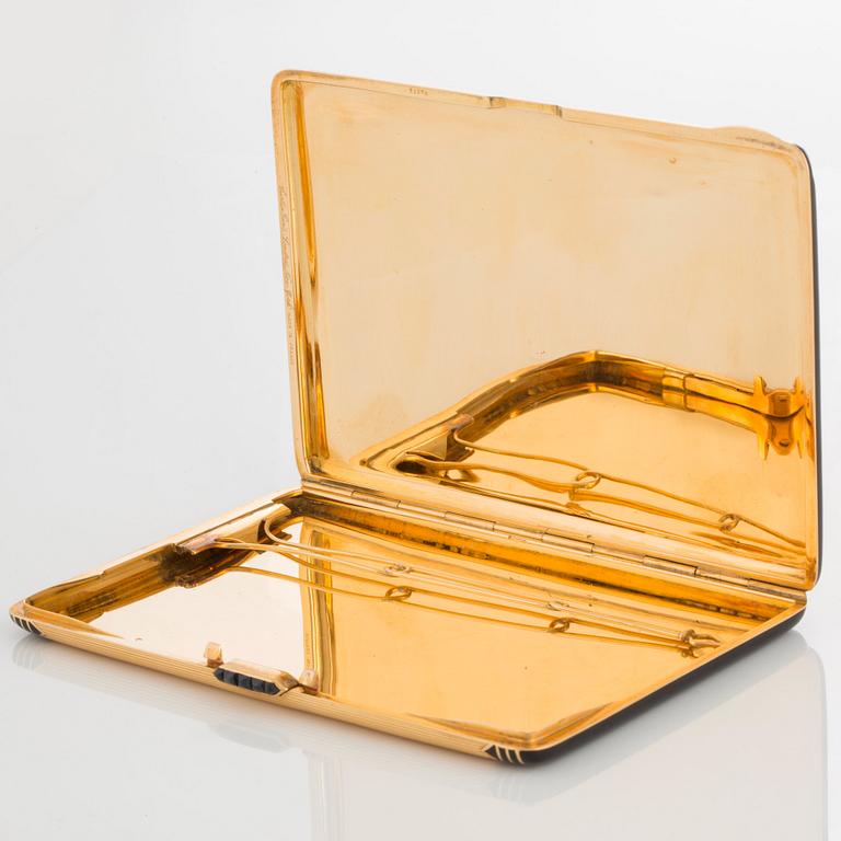 Cartier Art Deco cigarettetui 18K guld med svart emalj och safirer.