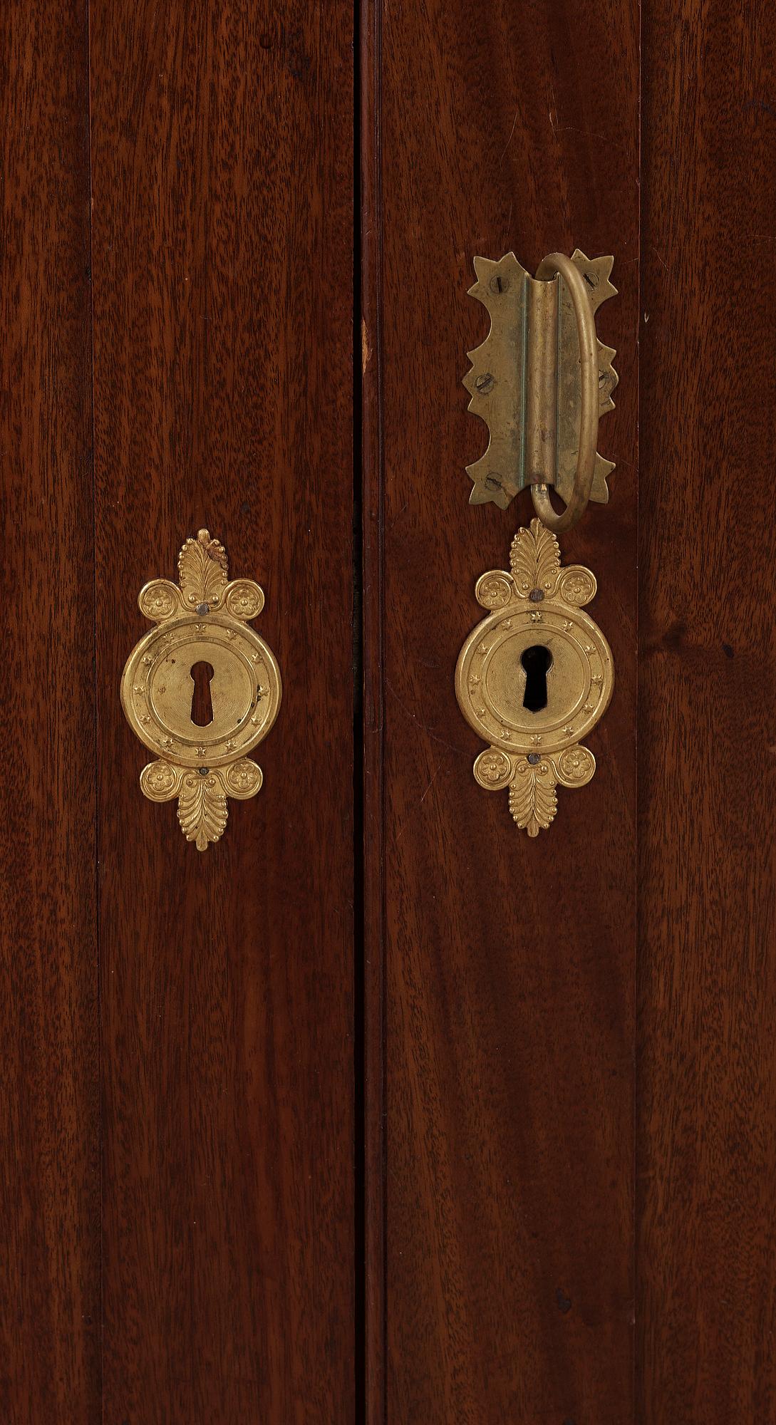 BOKSKÅP. Karl Johan, 1800-talets början.