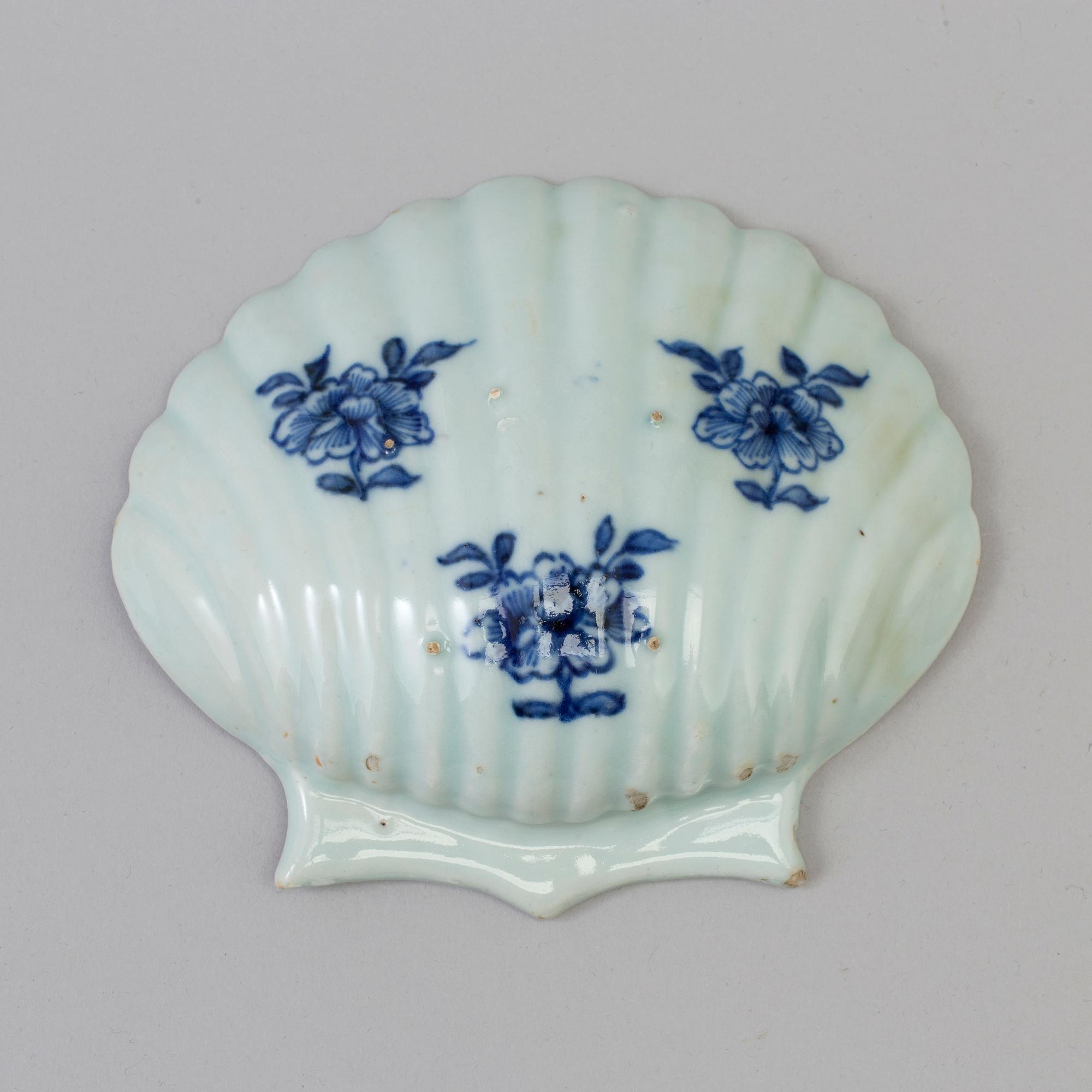 A blue and white export butter dish, Qing dynasty, Qianlong (1736-95).