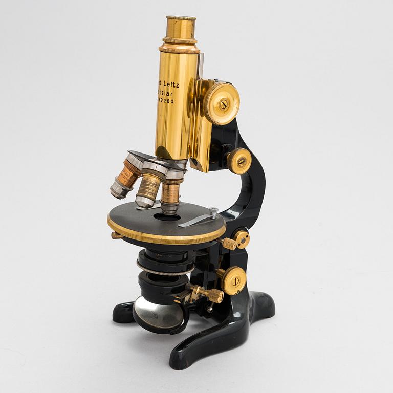 Ernst Leitz Wetzlar, A microscope with a box.