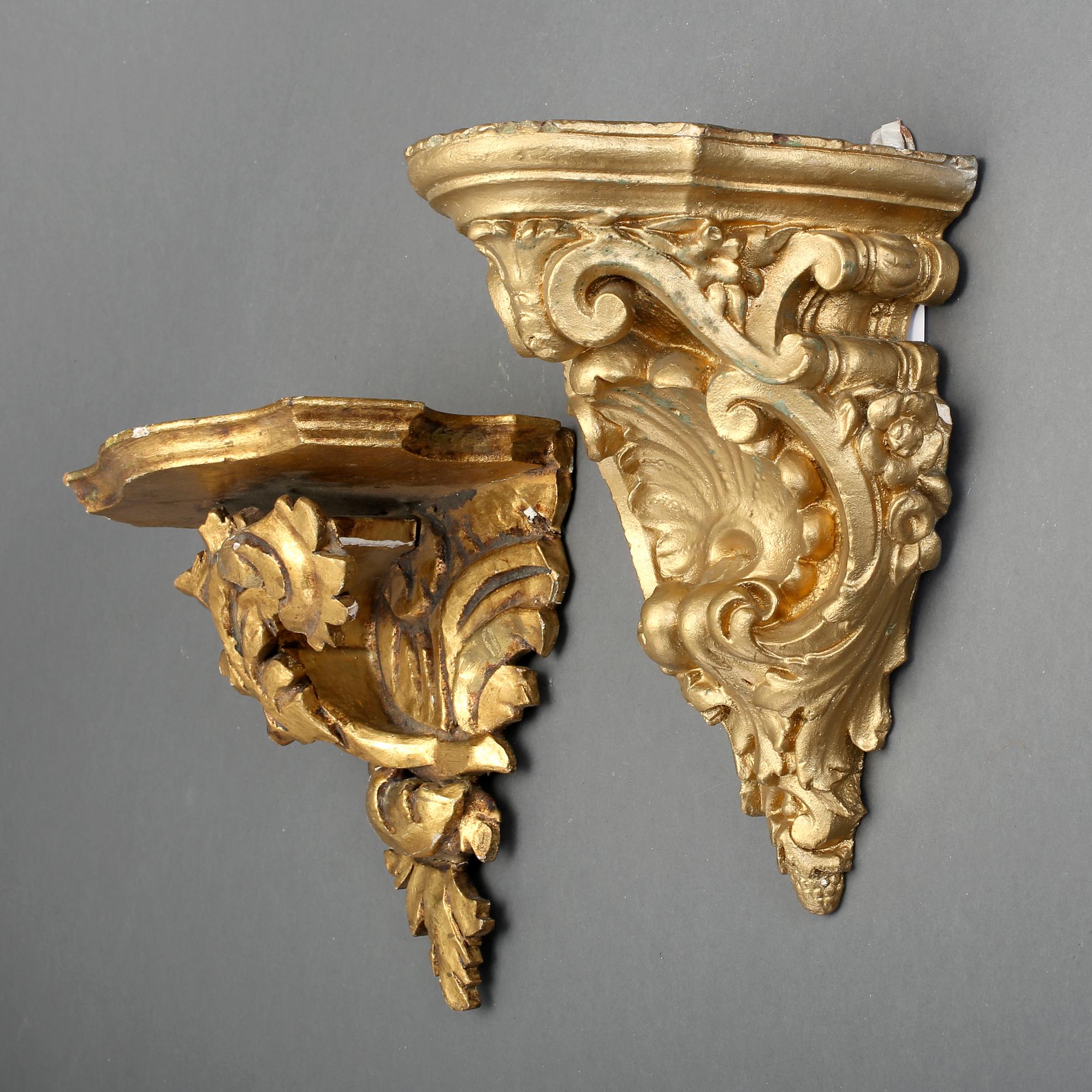 KONSOLER, 2 st, gips samt snidat trä, 1800/1900-tal.