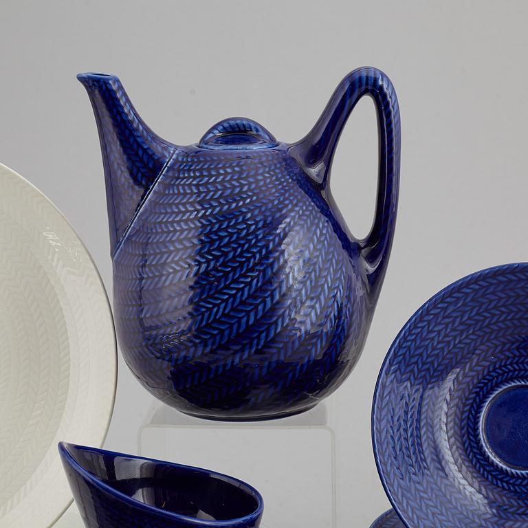A Hertha Bengtsson Rörstrand dinner service, 20th Century. (16 pieces).