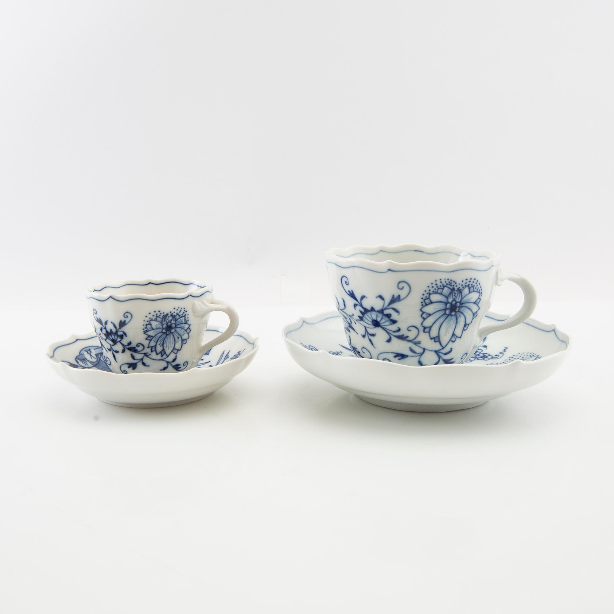 Service 89 pcs "Onion Pattern" Meissen, second half of the 20th century.