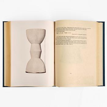 A catalogue of chinese pottery and porcelain in the Collection of Sir Percival David, by R.L. Hobson, 1934.