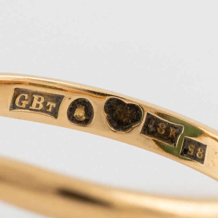 Ring, 18K guld med cabochonslipad grön sten.