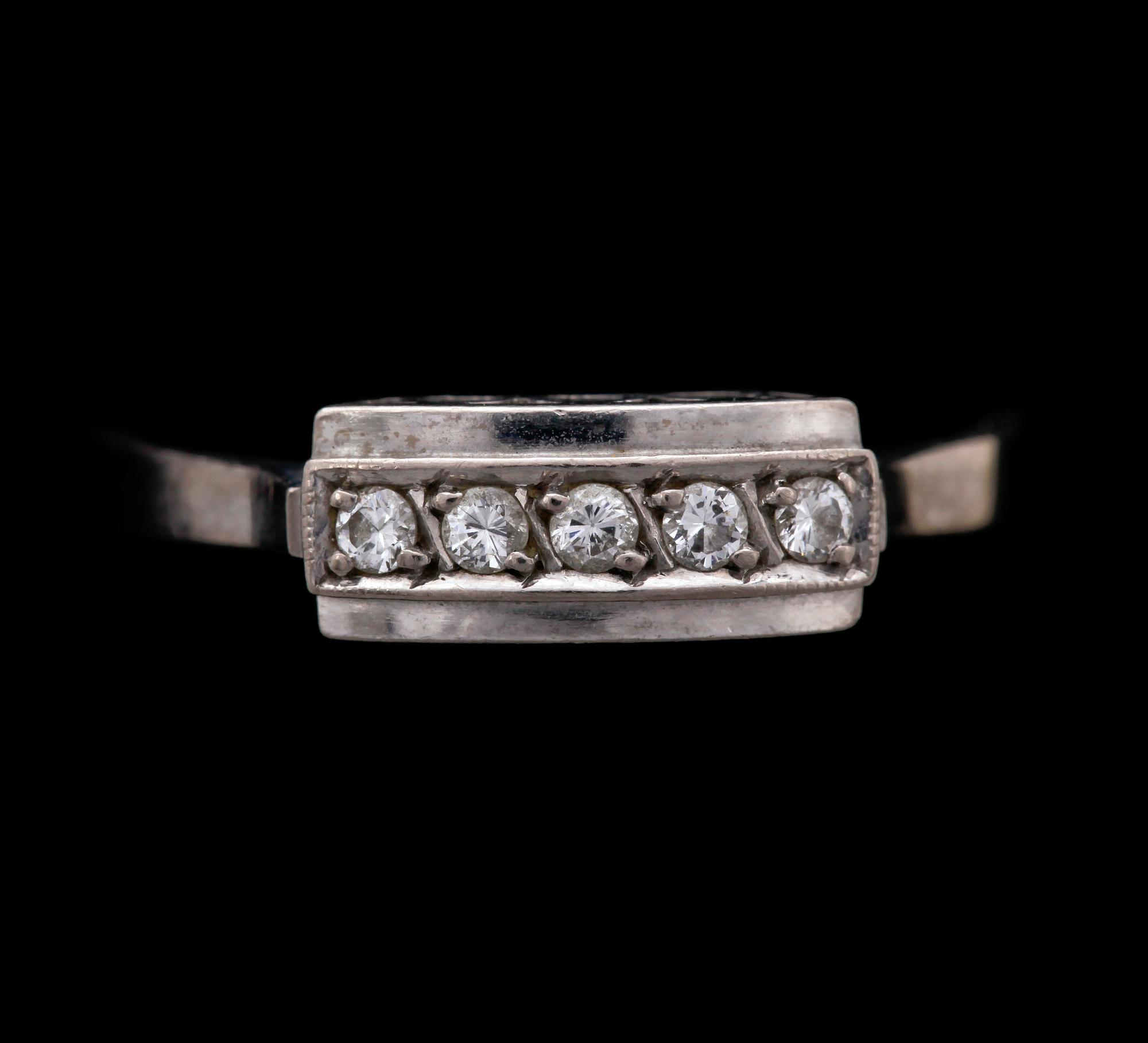RING, 18k vitguld med 5 briljantslipade diamanter tot ca0.12ct. Vikt ca 4g.