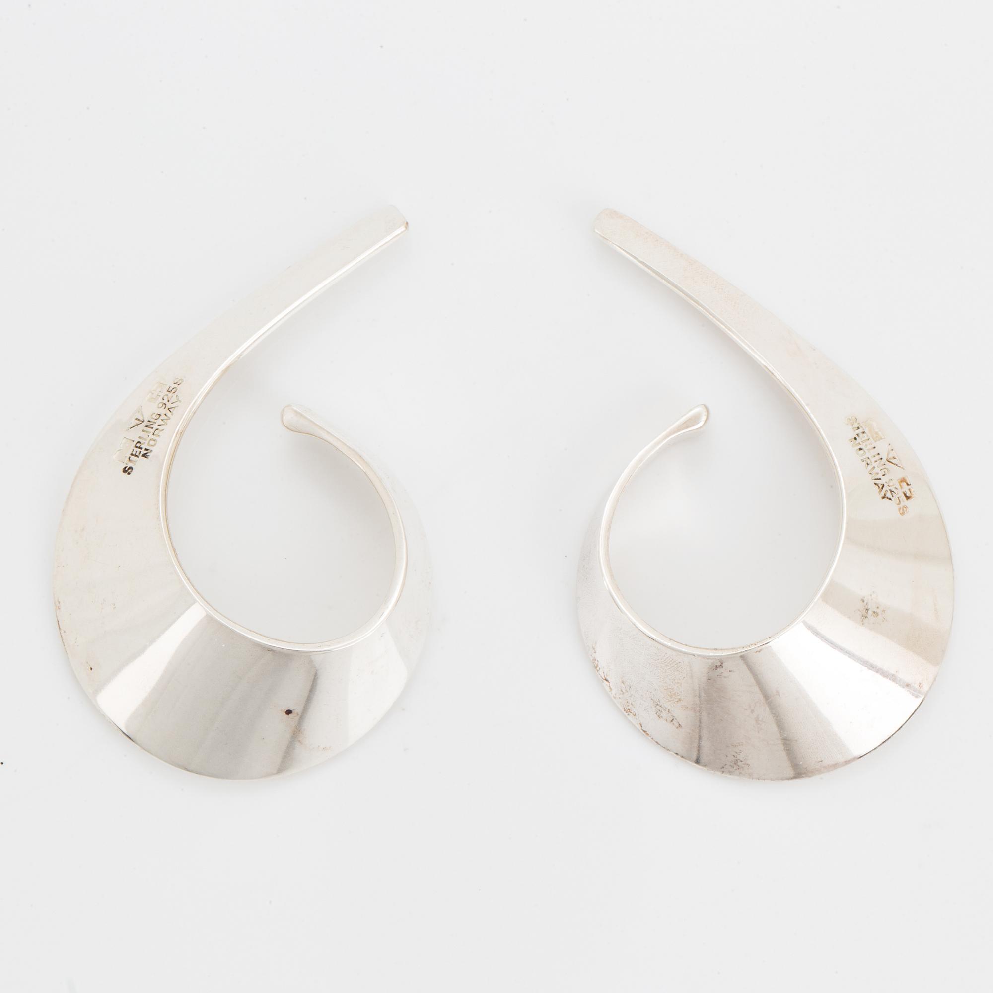 Tone Vigeland, earrings Slynge/Sling, sterling silver, Norway.