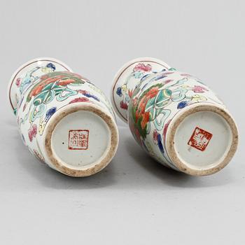 VASER, ett par, porslin, Kina, 1900-tal.