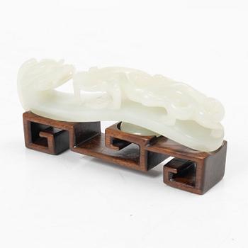 Bälteshake samt amulett och ask, nefrit och sten, Qingdynastin.