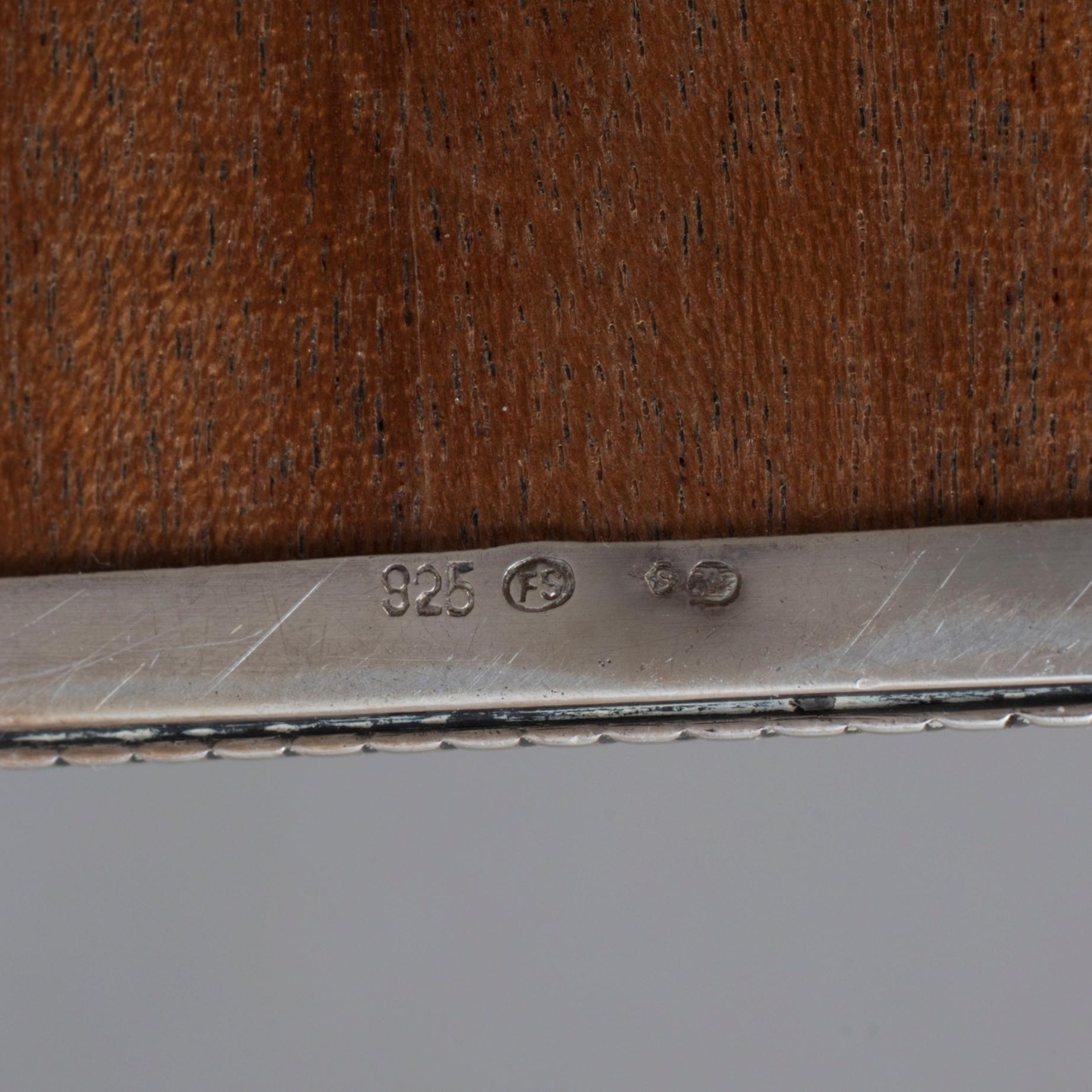 SKÅL och CIGARETTETUI, silver, bland annat NL Dahlström & Co, Stockholm 1919. Vikt ca 285 g.
