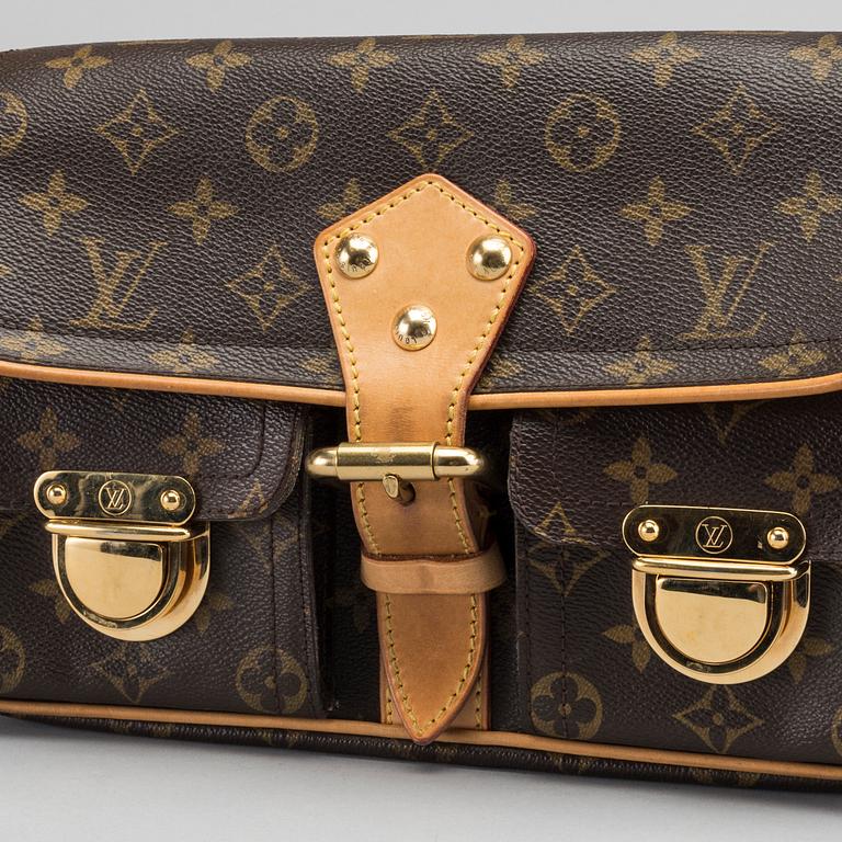 A LOUIS VUITTON "HUDSON" BAG,